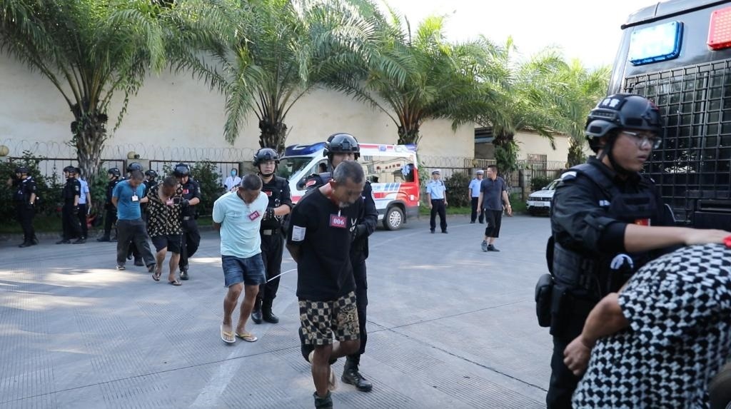 圖為涉詐犯罪嫌疑人移交我方。