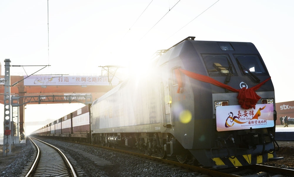 2013年11月28日，首趟由西安發(fā)往哈薩克斯坦阿拉木圖的長(zhǎng)安號(hào)國(guó)際貨運(yùn)列車等待出發(fā)。新華社記者 劉瀟 攝