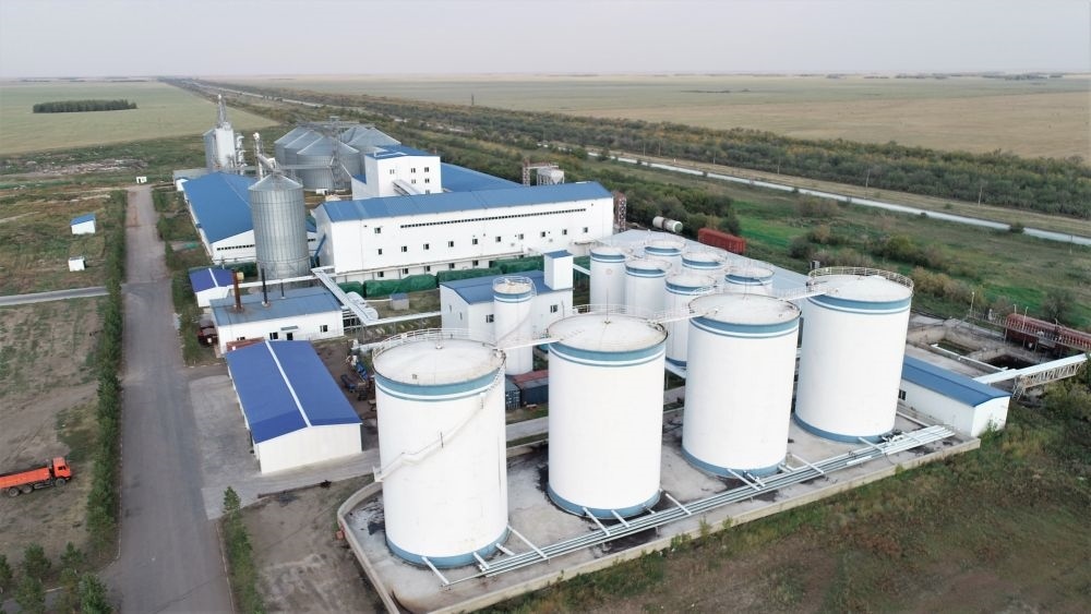 這是2022年9月2日在哈薩克斯坦北哈薩克斯坦州拍攝的愛菊農(nóng)產(chǎn)品物流加工園區(qū)（無(wú)人機(jī)照片）。新華社發(fā)（奧斯帕諾夫攝）