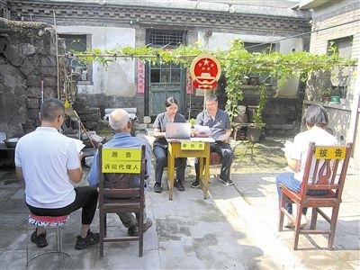 圖②：法庭在農(nóng)家小院開展巡回審判。