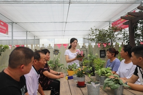 李敏向村民講授花木直播經(jīng)驗(yàn)。受訪者供圖