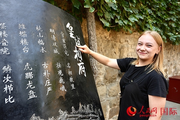 選手金雪花（波蘭）在古堡內(nèi)留影。人民網(wǎng) 盧鵬宇攝