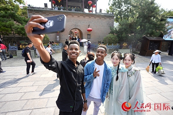 兩對雙胞胎偶遇合影。人民網(wǎng) 盧鵬宇攝