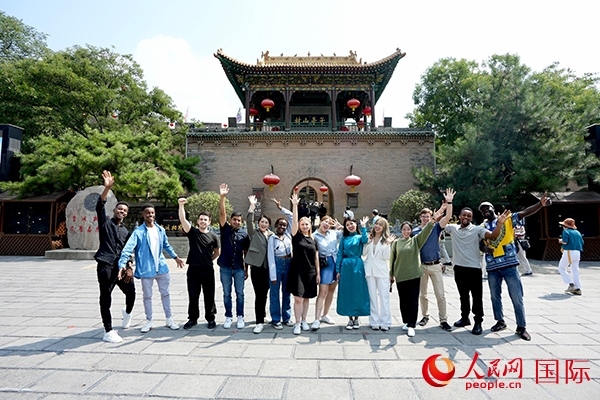 選手們在御書樓前合影。人民網(wǎng) 盧鵬宇攝