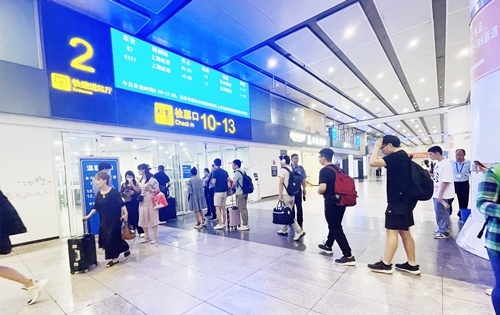 在快速進(jìn)站廳前排隊等待檢票的旅客。人民網(wǎng)記者 喬雪峰攝