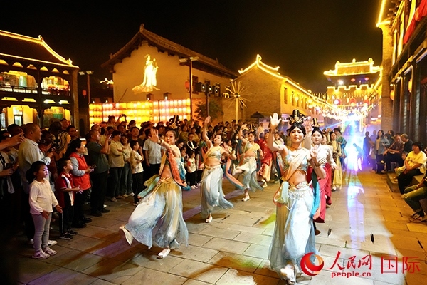 古城巡游隊(duì)伍。人民網(wǎng) 盧鵬宇攝