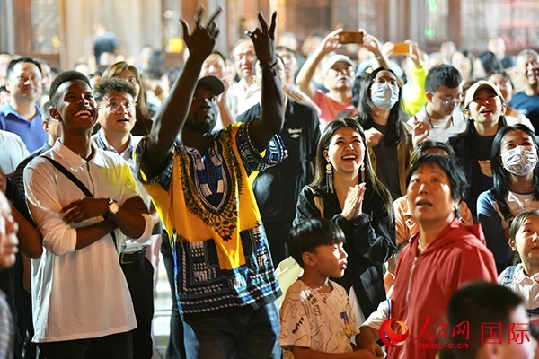 選手體驗(yàn)古城巡游。人民網(wǎng) 盧鵬宇攝