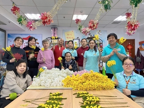 唐占鑫帶領(lǐng)團隊為2022年北京冬奧會和冬殘奧會制作頒獎花束。受訪者供圖