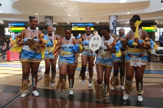 當(dāng)?shù)孛癖姎g迎中國旅行團。北青旅提供