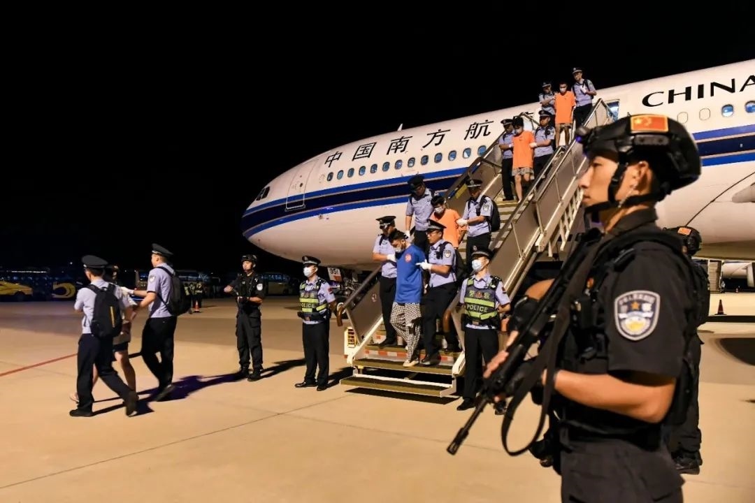 153名實(shí)施跨境裸聊敲詐的犯罪嫌疑人從印度尼西亞被押解回國(guó)。公安部供圖