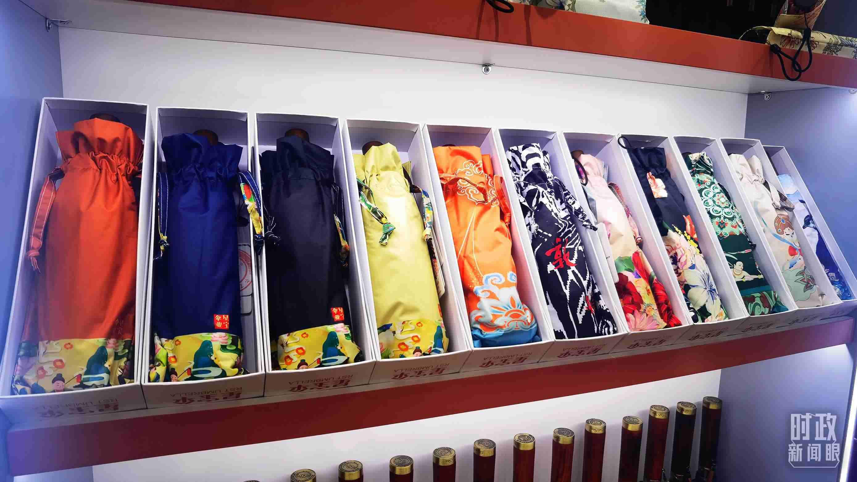 △商貿(mào)城內(nèi)的一家傘鋪，貨架上擺放著包裝精美的雨傘。（總臺央視記者范學(xué)禹拍攝）