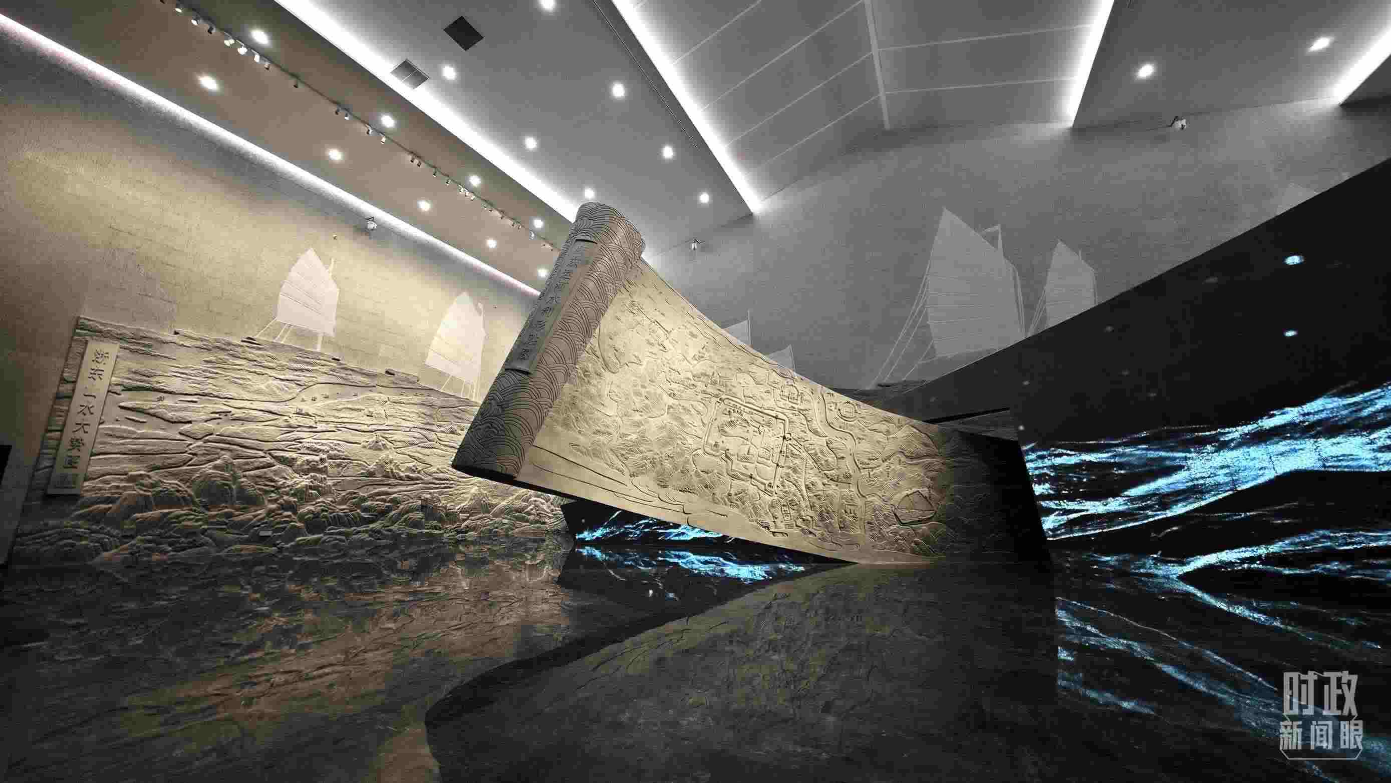 △博物館內(nèi)的《浙東運(yùn)河水利形勝圖》《浙東山水大勢圖》浮雕。（總臺央視記者彭漢明拍攝）