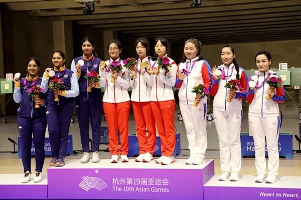 9月24日，杭州亞運(yùn)會(huì)射擊女子10米氣步槍團(tuán)體賽頒獎(jiǎng)儀式。人民網(wǎng)記者 胡雪蓉?cái)z