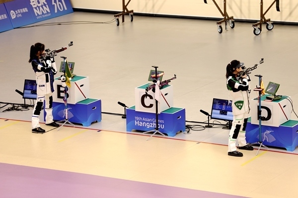 黃雨婷(左)、韓佳予在女子10米氣步槍個(gè)人賽比賽中。人民網(wǎng)記者 胡雪蓉?cái)z