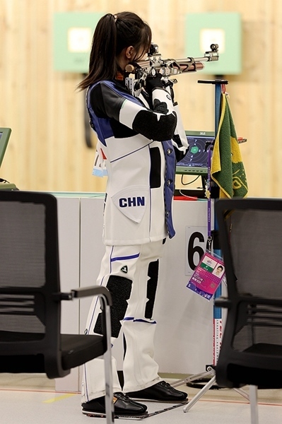 9月24日，黃雨婷在女子10米氣步槍團(tuán)體賽比賽中。人民網(wǎng)記者 胡雪蓉?cái)z