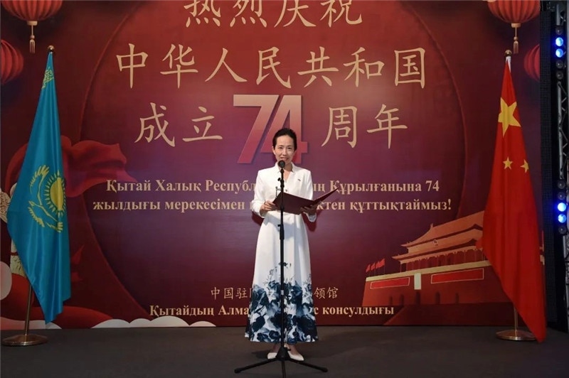 圖為蔣薇總領(lǐng)事致辭。駐阿拉木圖總領(lǐng)館供圖