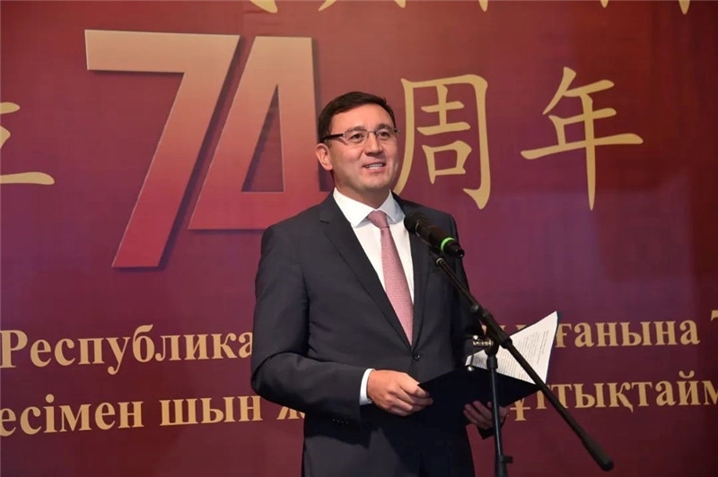 圖為哈外交部駐阿市代表布列格諾夫致辭。駐阿拉木圖總領(lǐng)館供圖