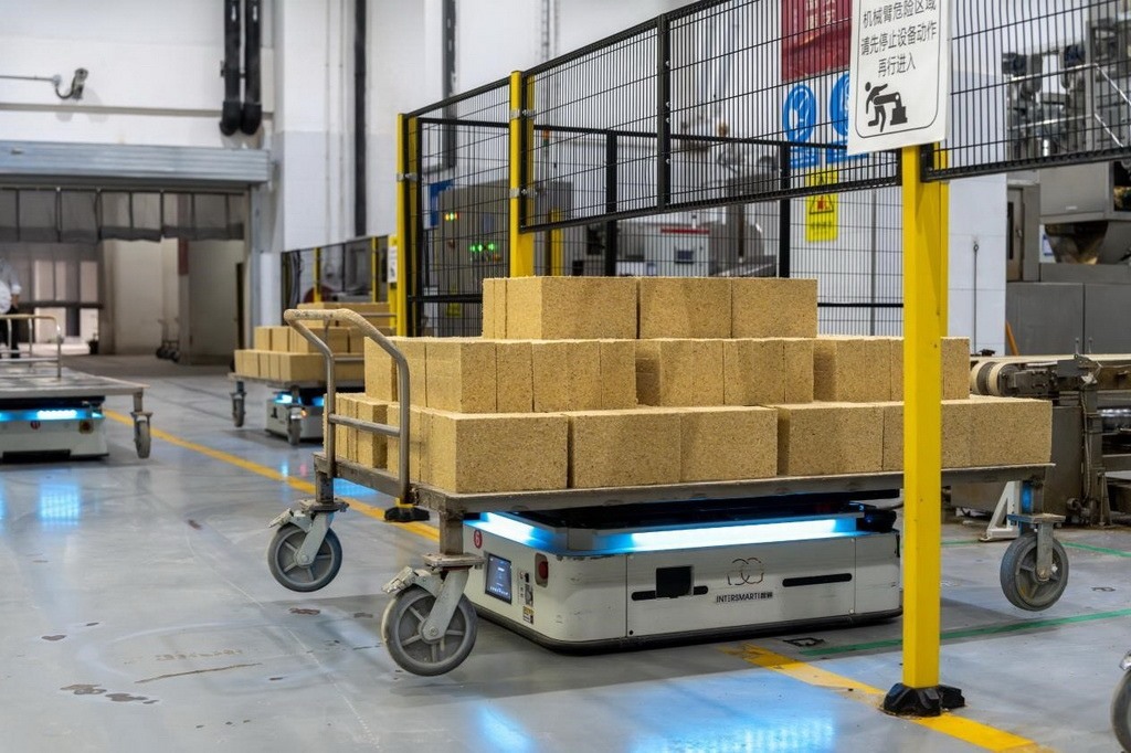 在701制曲車間，運(yùn)輸機(jī)器人等智能化設(shè)備已實(shí)現(xiàn)規(guī)模化應(yīng)用。王哲攝