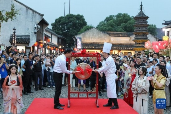 9月27日拍攝的2023年南翔國(guó)潮大會(huì)暨第十七屆上海南翔小籠文化展開(kāi)幕儀式現(xiàn)場(chǎng)。