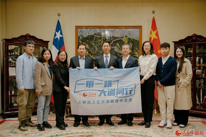 牛清報(bào)大使（中）與人民網(wǎng)、人民日報(bào)社記者合影。 人民網(wǎng)記者 張若涵攝