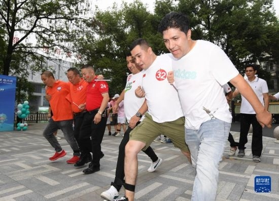 9月28日，在柯橋柯亭社區(qū)，各民族居民參加趣味運(yùn)動(dòng)會(huì)。