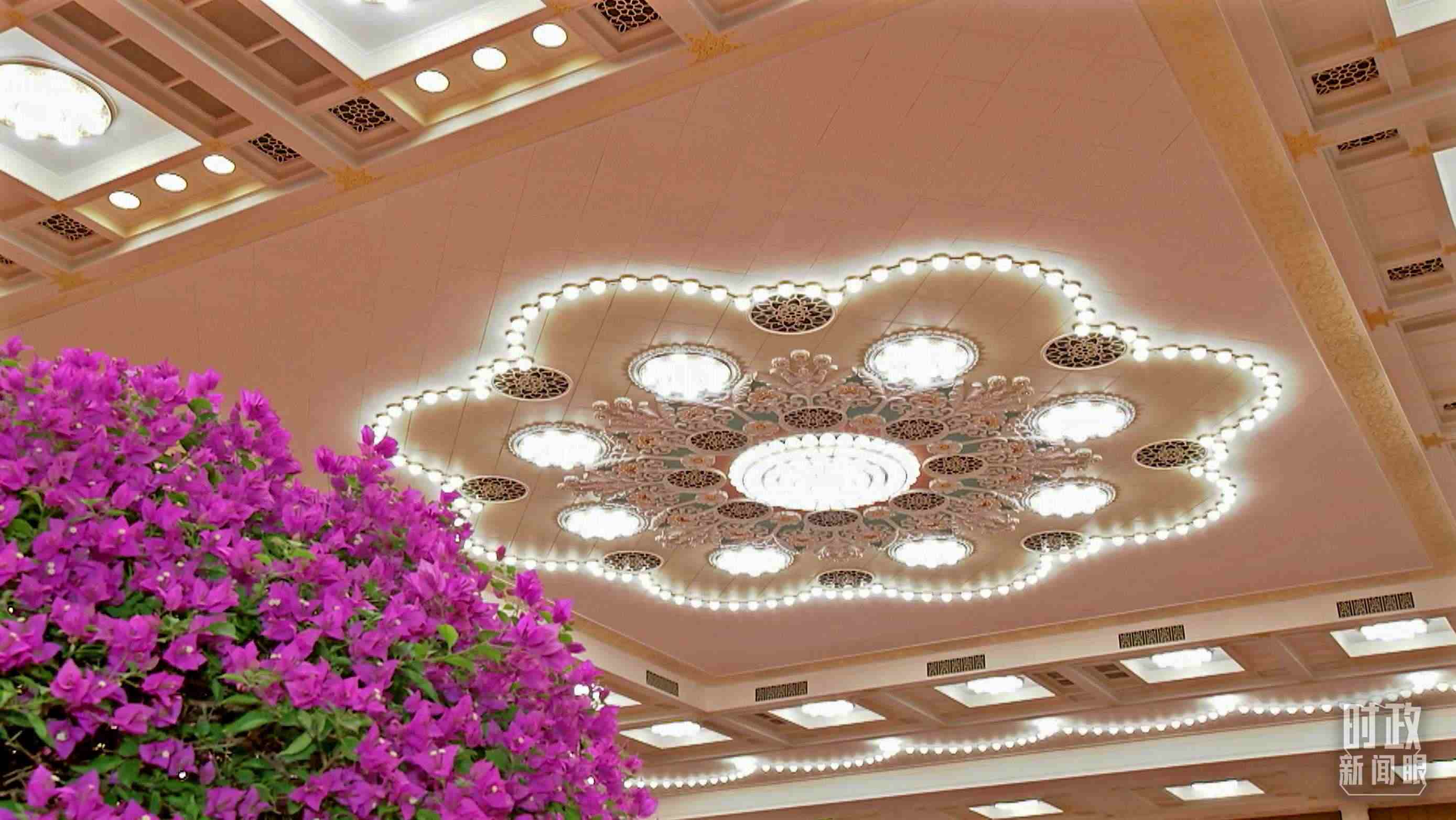 △人民大會堂宴會廳，華燈璀璨、鮮花綻放。