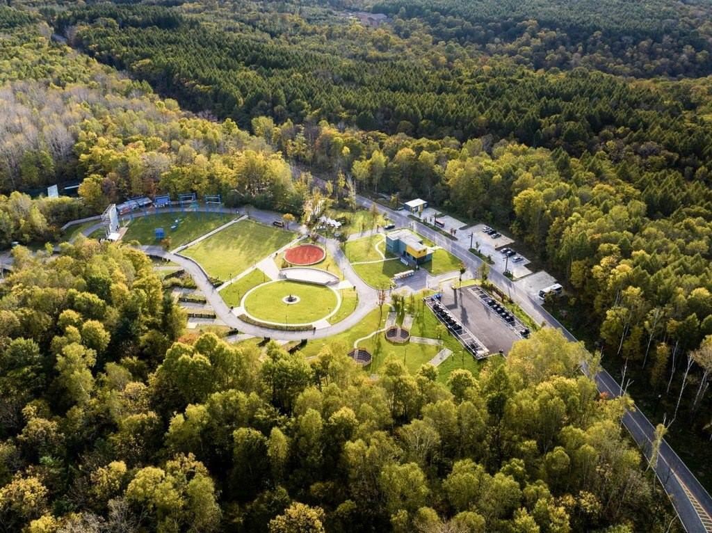 長白山華美勝地已實現(xiàn)“綠電”直供。嚴(yán)磊攝