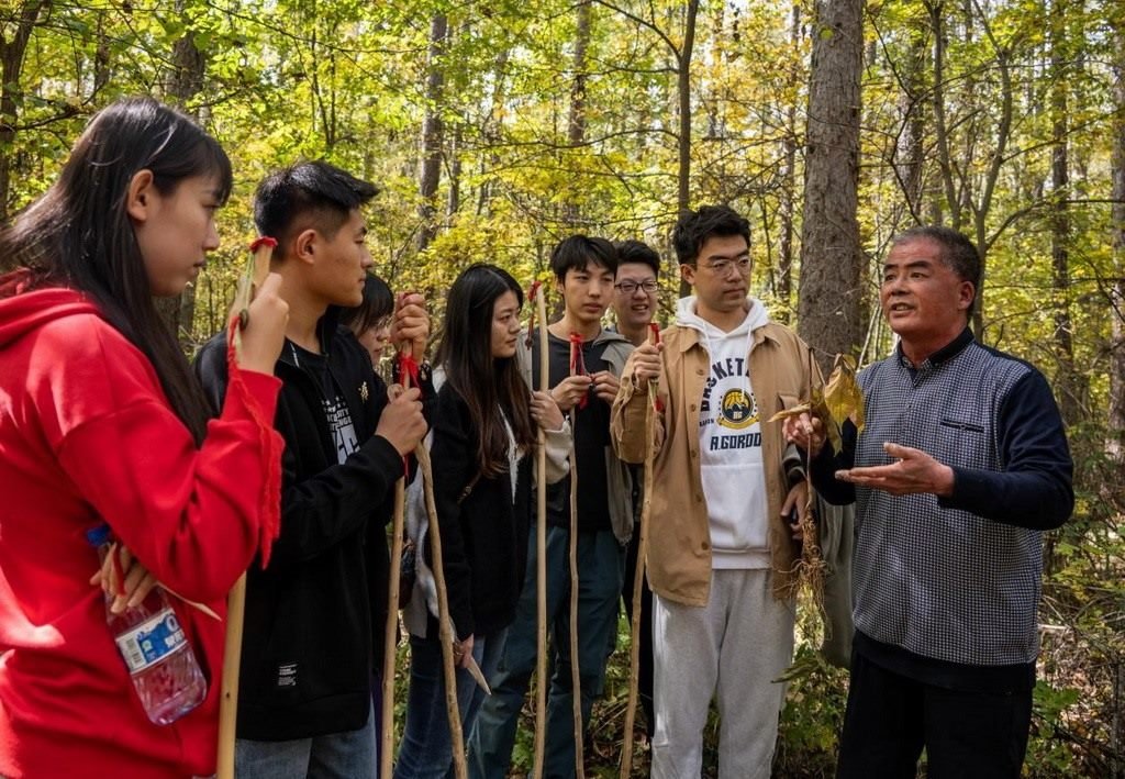 魏本勝為清華大學(xué)同學(xué)介紹長白山人參文化。嚴(yán)磊攝