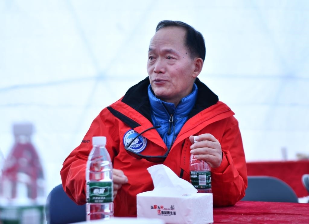 中國科學(xué)院院士、第二次青藏科考隊隊長姚檀棟在卓奧友峰登山大本營（9月29日攝）。新華社記者晉美多吉 攝