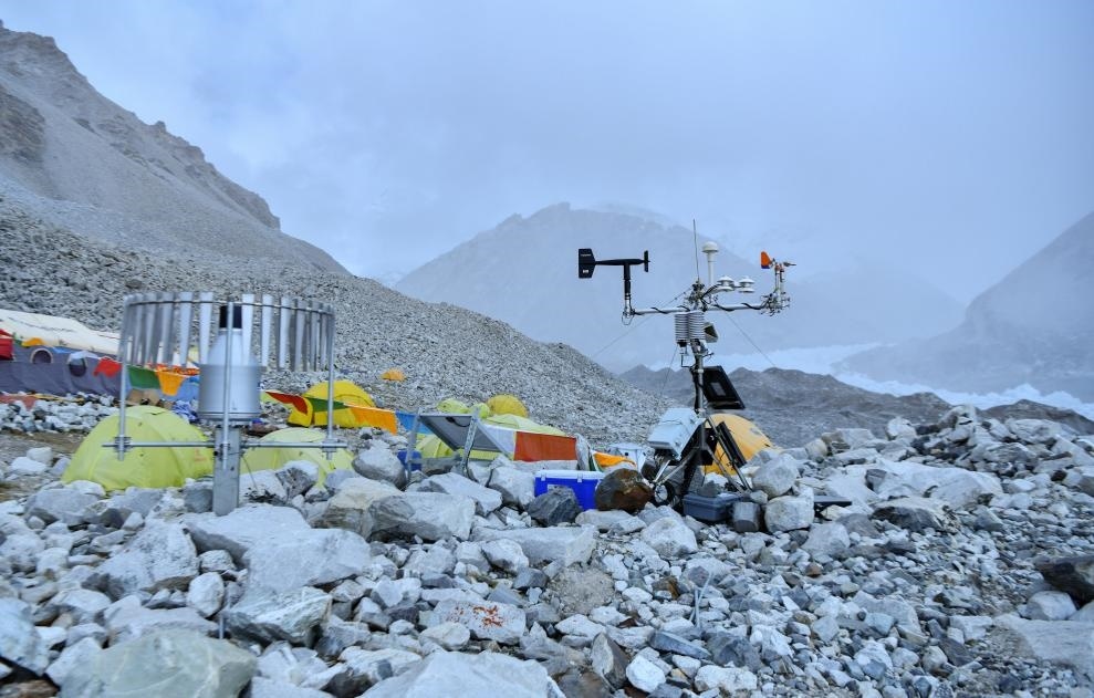 位于海拔5700米卓奧友峰前進(jìn)營地的自動氣象站（9月29日攝）。新華社記者晉美多吉 攝
