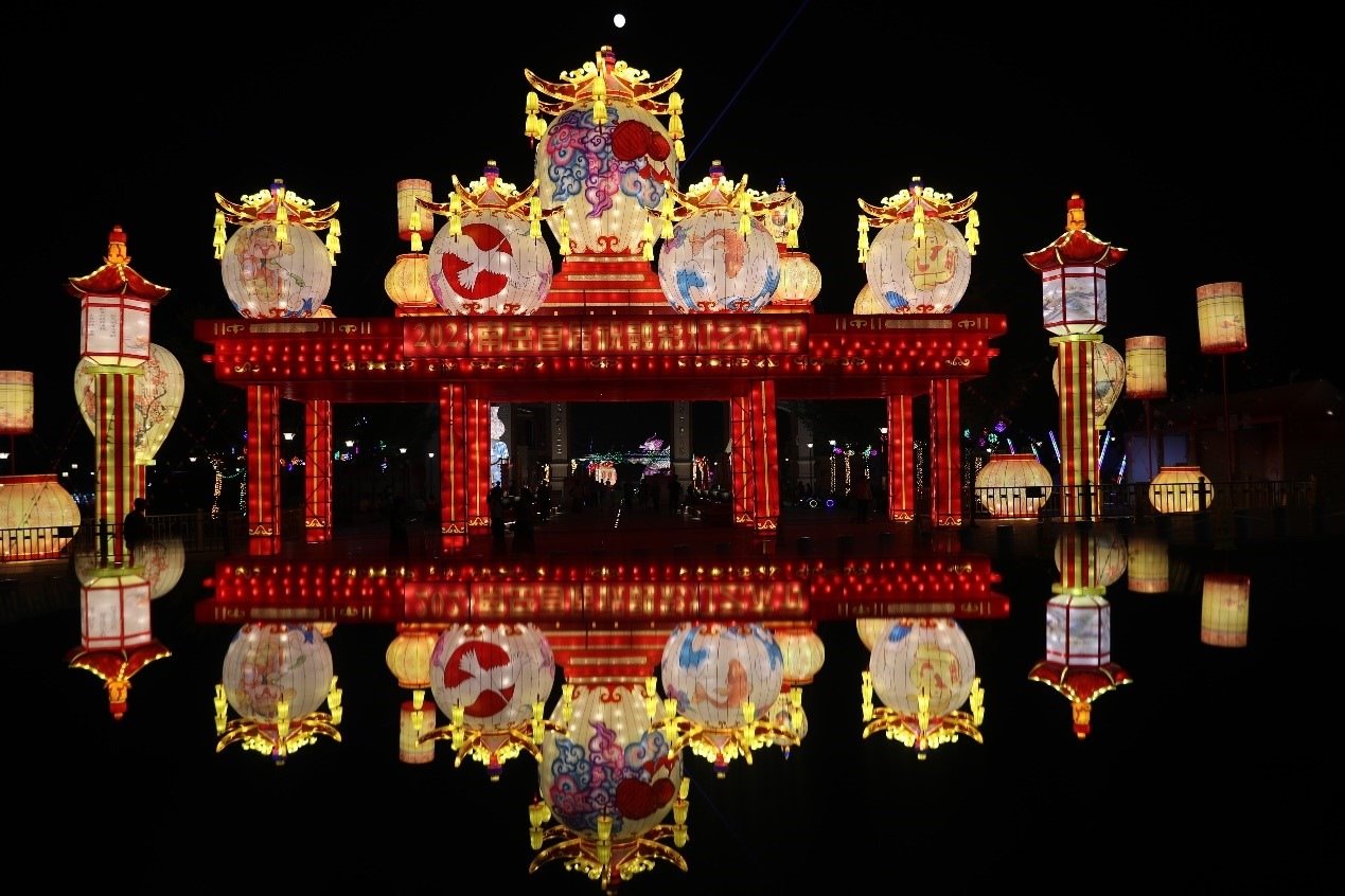 中秋國(guó)慶期間，南岳祝融文旅小鎮(zhèn)舉辦祝融花燈節(jié)。曹正平攝