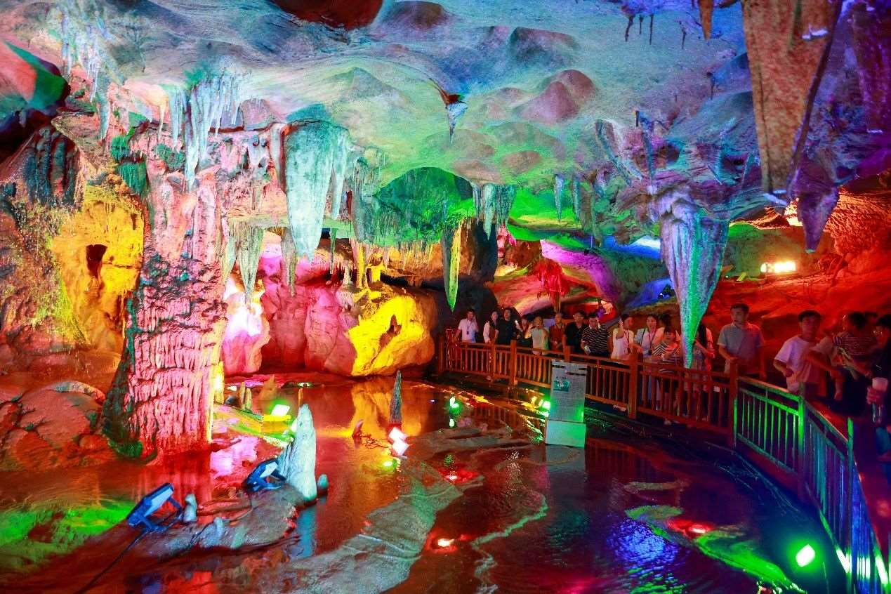 國(guó)慶假期期間，江西萬年神農(nóng)宮景區(qū)游人如織。受訪者供圖