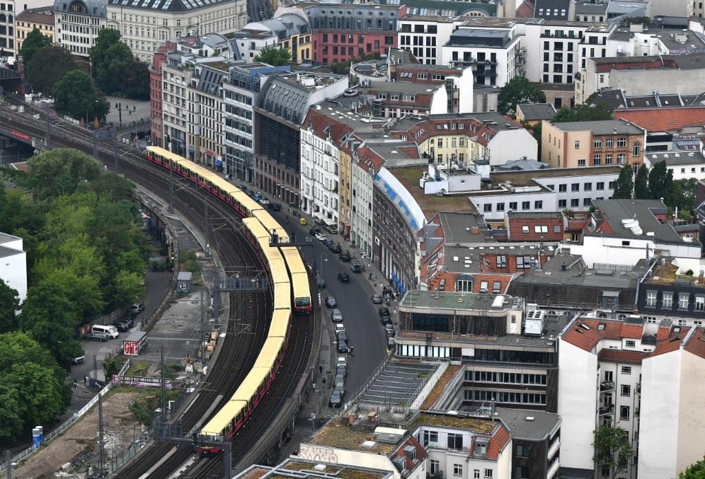 5月23日，列車在德國柏林市區(qū)行駛。新華社記者任鵬飛攝