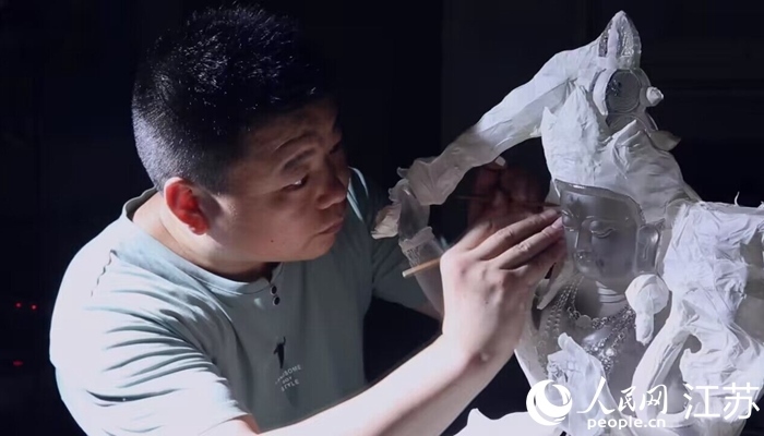 正在精雕細琢的東海水晶。 人民網(wǎng) 范堯攝