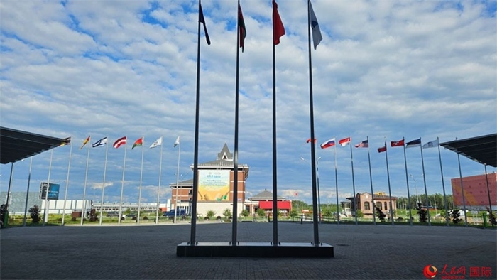 中白工業(yè)園內(nèi)，多國(guó)國(guó)旗飄揚(yáng)。園區(qū)已有來(lái)自16個(gè)國(guó)家和地區(qū)的企業(yè)入駐。人民網(wǎng)記者 朱虹攝