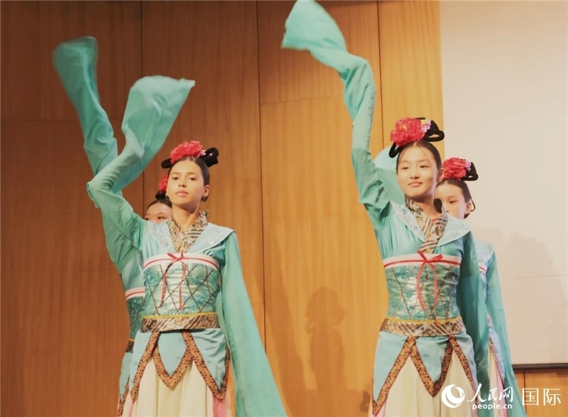 兩國文化志愿者共同表演中國傳統(tǒng)舞蹈。人民網記者 陳海琪攝