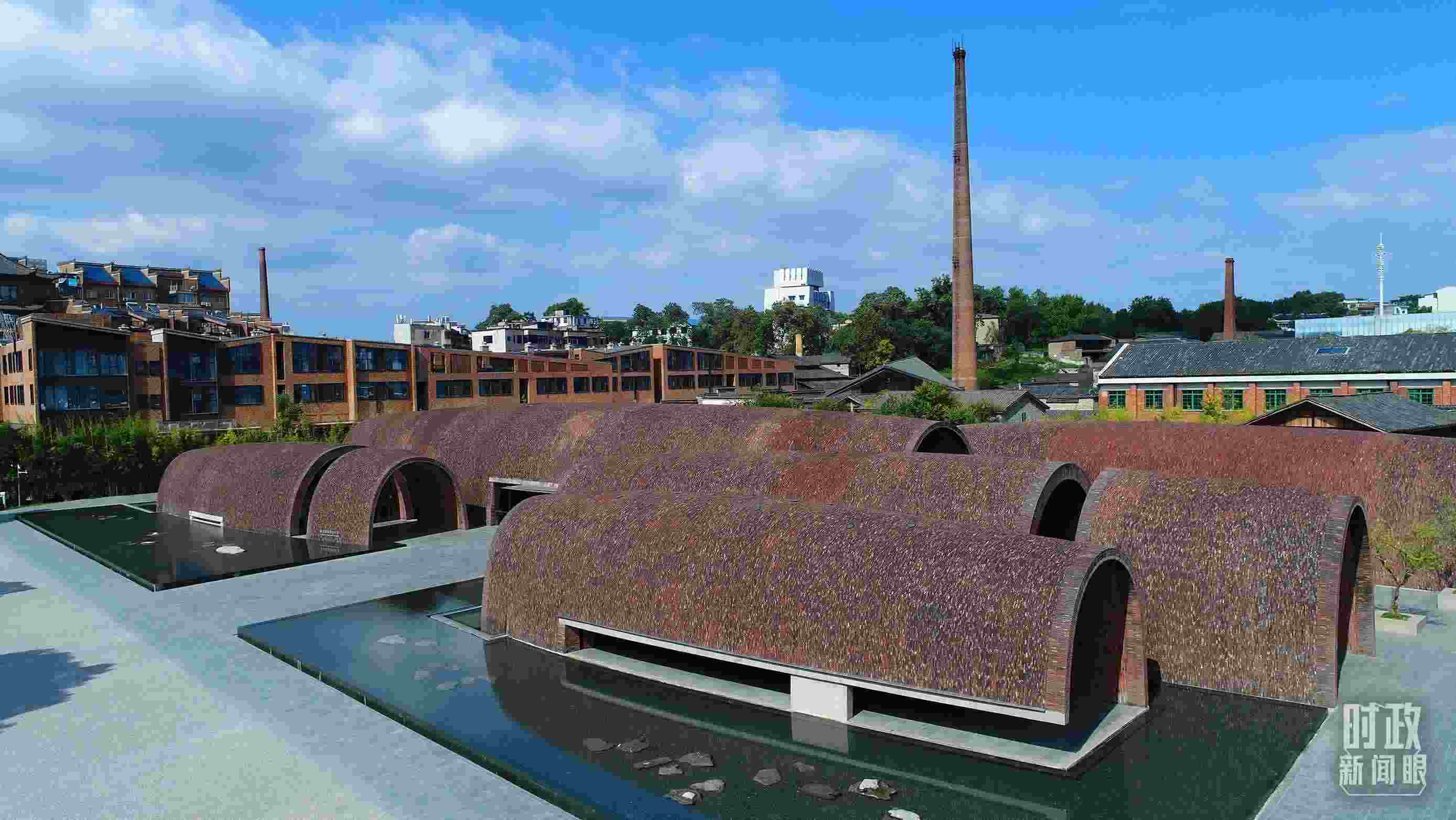 △街區(qū)內(nèi)的博物館，借鑒了景德鎮(zhèn)清代獨(dú)創(chuàng)的蛋形柴窯構(gòu)造特點(diǎn)。（總臺(tái)央視記者范凱拍攝）