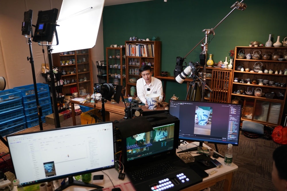 ↑在景德鎮(zhèn)，工作人員通過網(wǎng)絡(luò)直播推介陶瓷產(chǎn)品（2023年2月22日攝）。