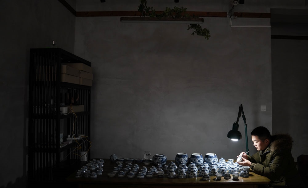 ↑ 2020年12月23日，手工陶瓷制作者在工作室檢測成品。