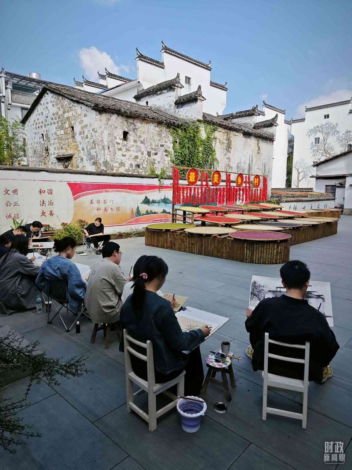 △來自中國(guó)美術(shù)學(xué)院的同學(xué)在石門村寫生。（總臺(tái)央視記者郁振一拍攝）