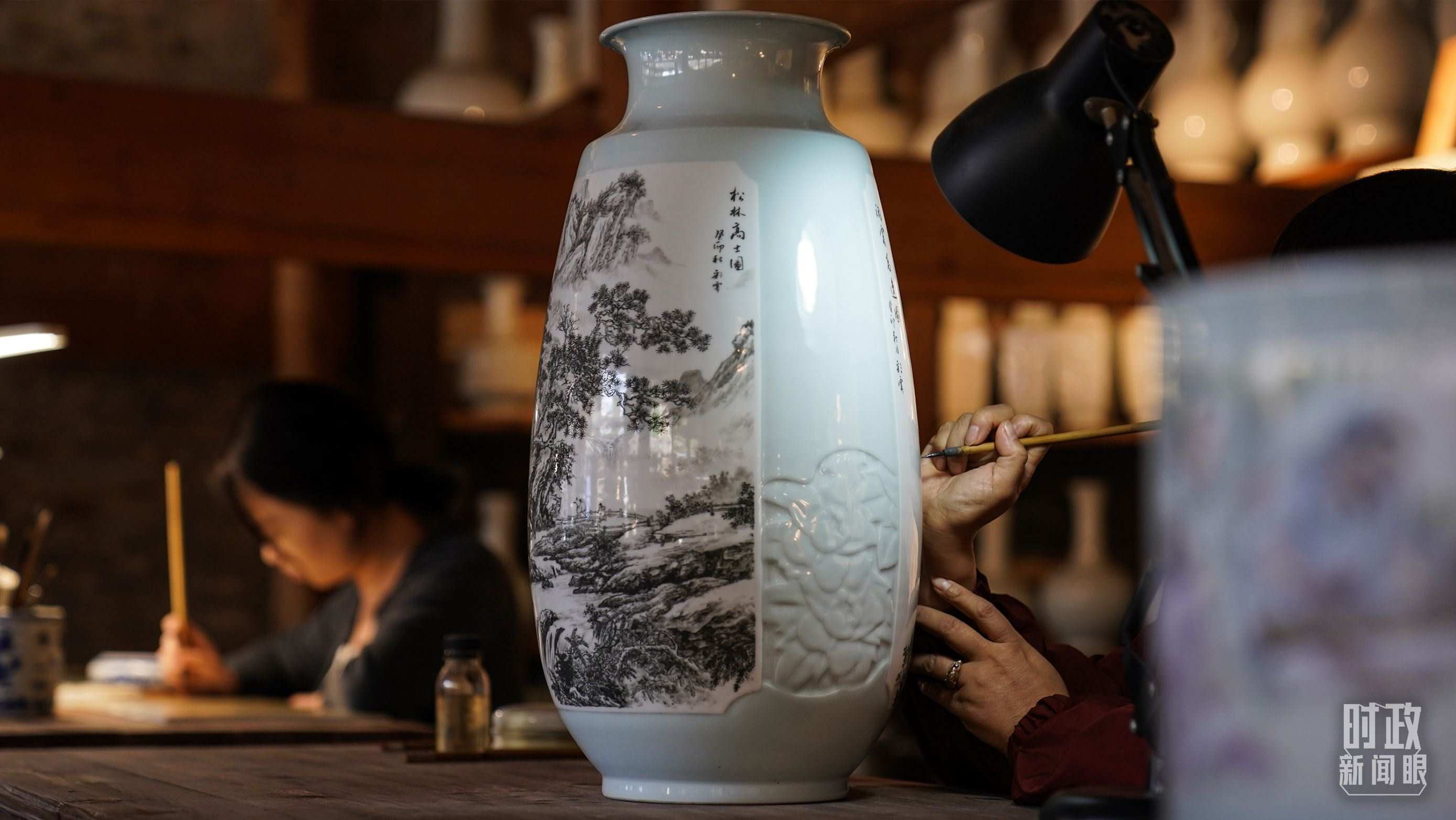 △陶瓷畫師正在繪制瓷器。（總臺(tái)國(guó)廣記者李晉拍攝）