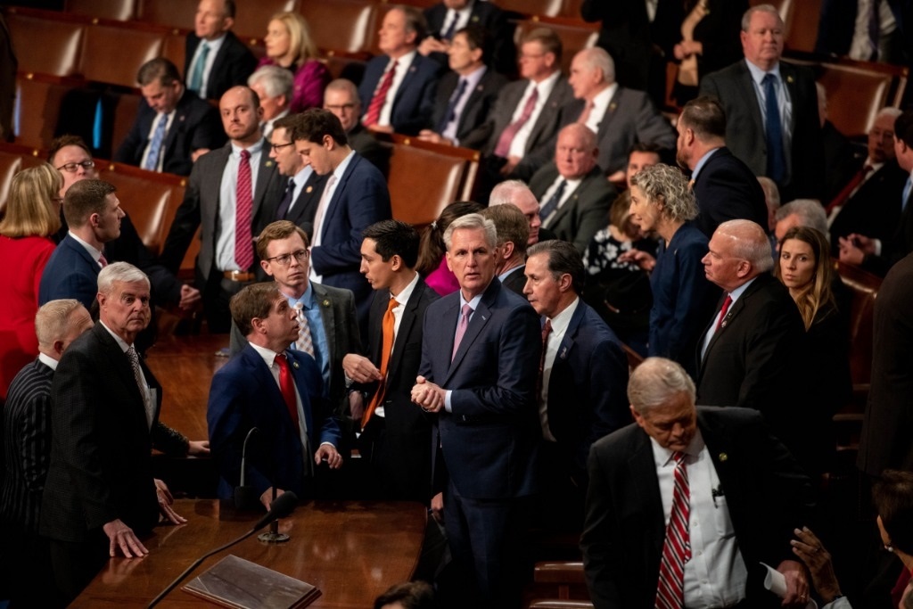 這是1月6日在美國華盛頓國會拍攝的凱文·麥卡錫（中）。新華社記者劉杰攝