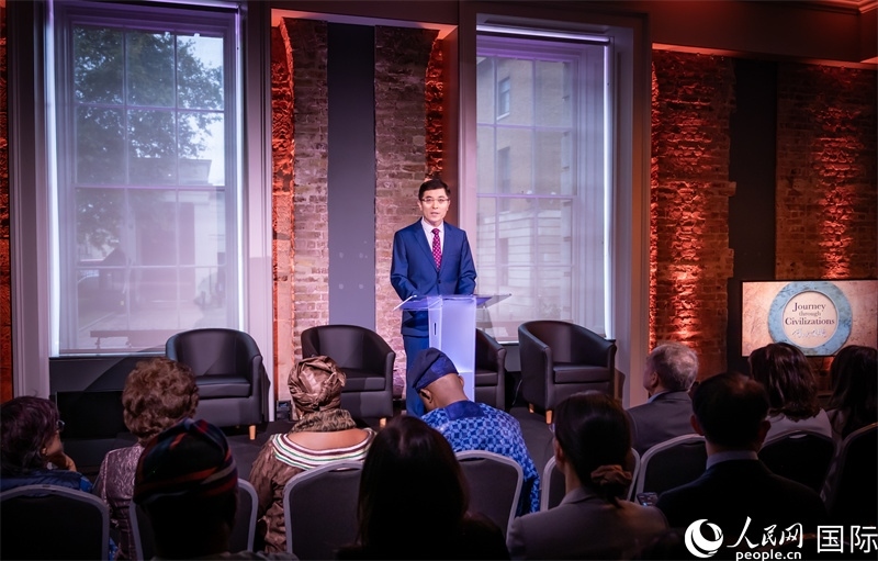 中國駐英國使館臨時代辦楊曉光致辭。人民網 郭錦標攝