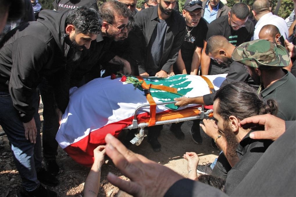 10月14日，黎巴嫩南部希亞姆鎮(zhèn)，黎巴嫩記者和民眾為在以色列轟炸中死亡的攝影記者伊薩姆·阿卜杜拉送葬。新華社發(fā)（塔希爾·阿布·哈姆丹攝）