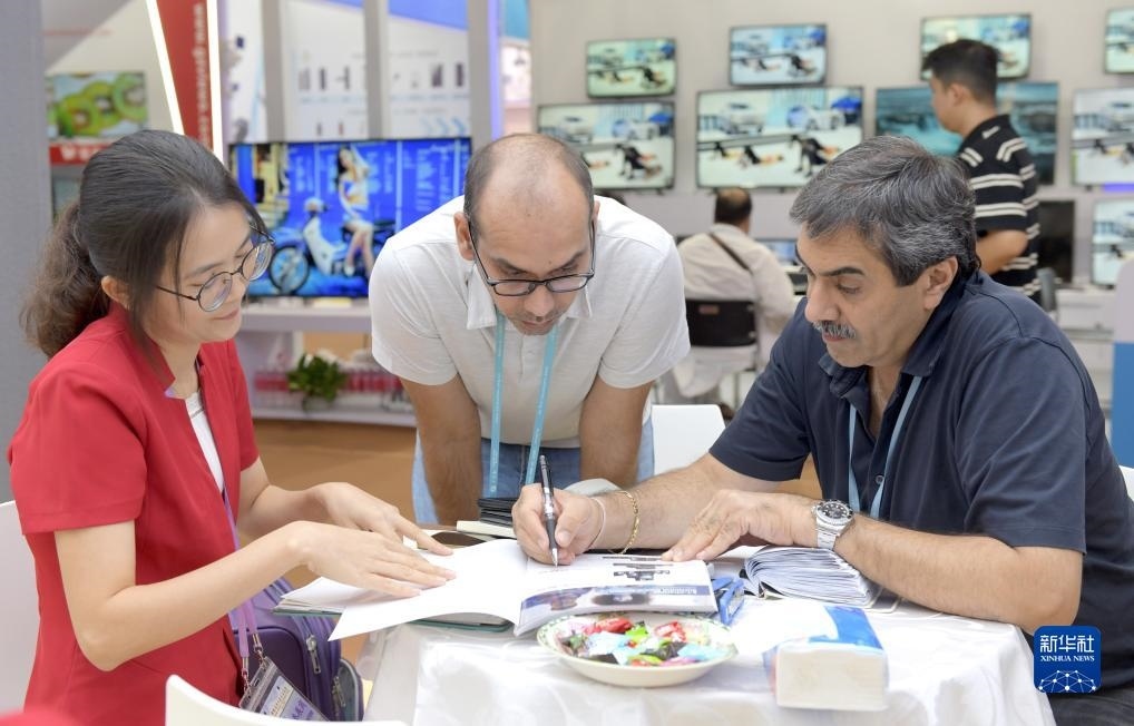 10月15日，客商在廣交會(huì)上洽談業(yè)務(wù)。新華社記者 盧漢欣 攝