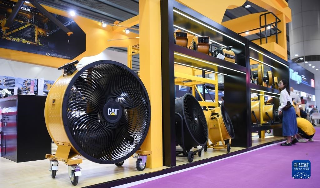 10月15日，參觀者在了解一家美國參展商的產(chǎn)品。新華社記者 鄧華 攝