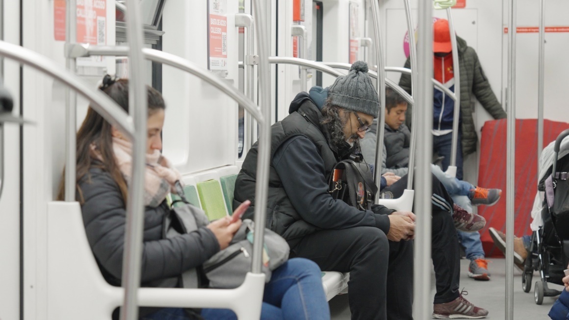 阿根廷布宜諾斯艾利斯市，乘客們乘坐A線(xiàn)地鐵從郊區(qū)前往市內(nèi)。人民網(wǎng)記者 張若涵攝