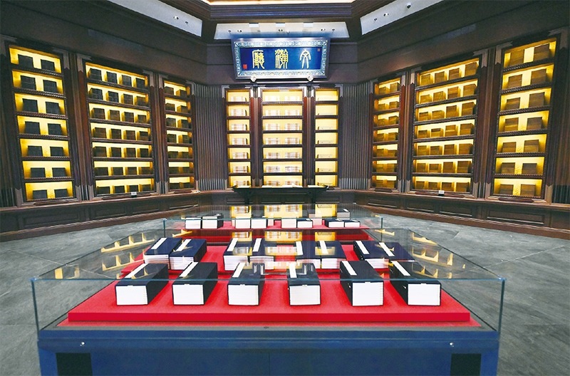 建設(shè)中國(guó)國(guó)家版本館，是以習(xí)近平同志為核心的黨中央作出的重大決策，是文明大國(guó)建設(shè)的基礎(chǔ)工程，是功在當(dāng)代、利在千秋的標(biāo)志性文化工程，充分體現(xiàn)了我們黨傳承發(fā)展中華文化的高度自覺、汲取歷史智慧更好走向未來的歷史主動(dòng)。圖為2023年5月拍攝的中國(guó)國(guó)家版本館中央總館文瀚廳。 新華社發(fā)