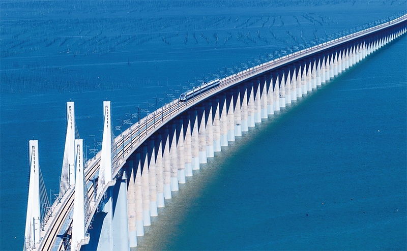2023年9月28日，中國(guó)首條時(shí)速350公里跨海高鐵——福廈高鐵正式開通運(yùn)營(yíng)。圖為一列運(yùn)行試驗(yàn)車組駛過福廈高鐵湄洲灣跨海大橋（9月19日攝，無(wú)人機(jī)照片）。 新華社記者 魏培全/攝