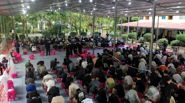 2349名電信網(wǎng)絡(luò)詐騙犯罪嫌疑人一次性移交我方。公安部供圖